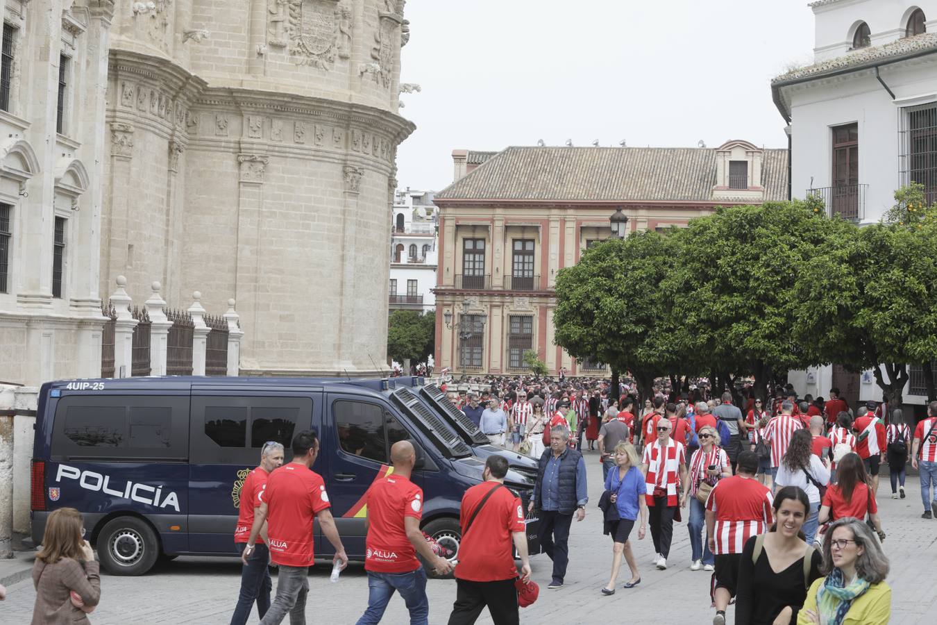 Miles de aficionados del Athletic de Bilbao por las calles de Sevilla para la final de Copa del Rey 
