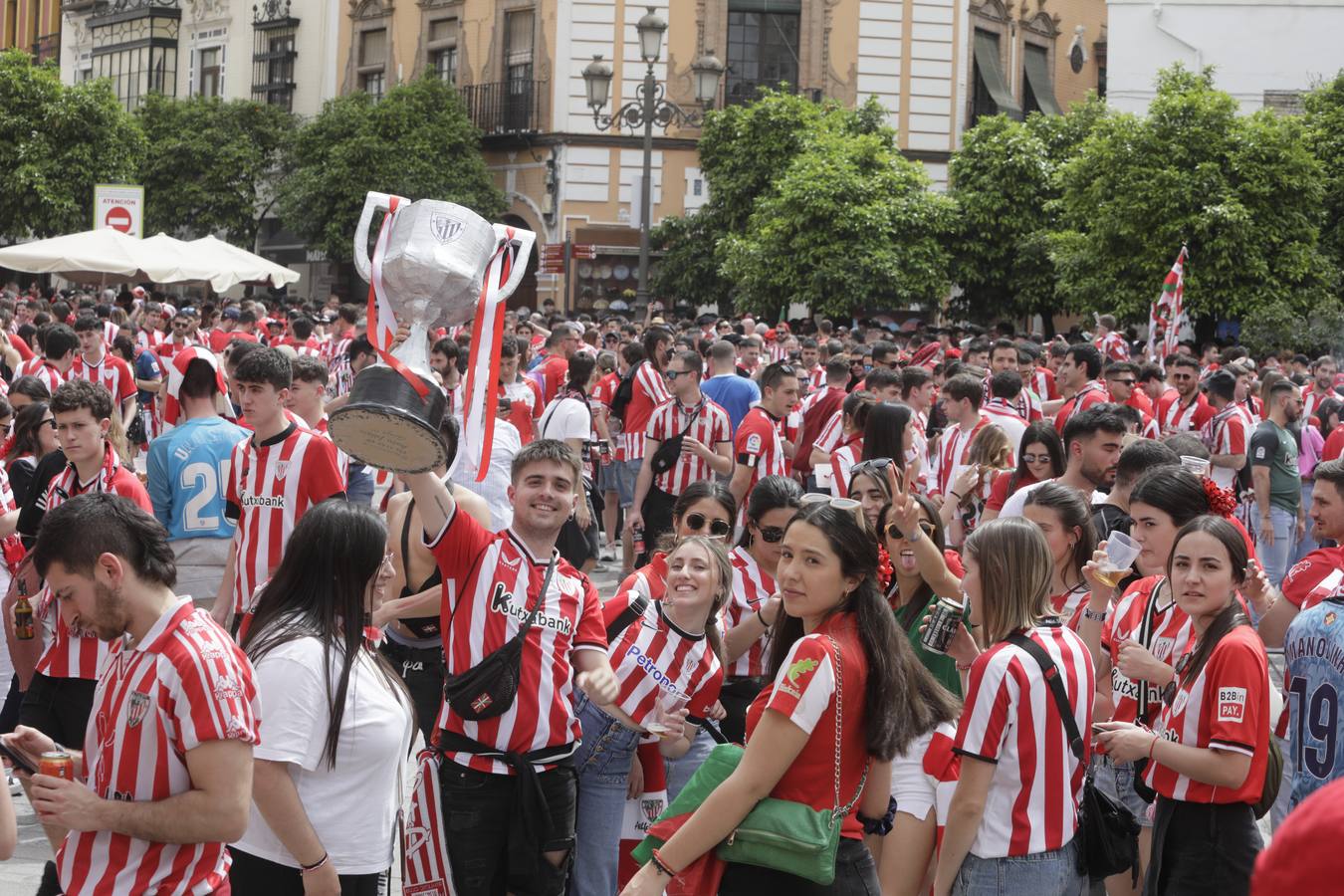 Miles de aficionados del Athletic de Bilbao por las calles de Sevilla para la final de Copa del Rey 