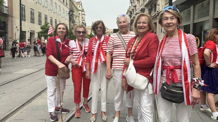 Seis aficionadas del Athletic Club de Bilbao en la Avenida de la Constitución