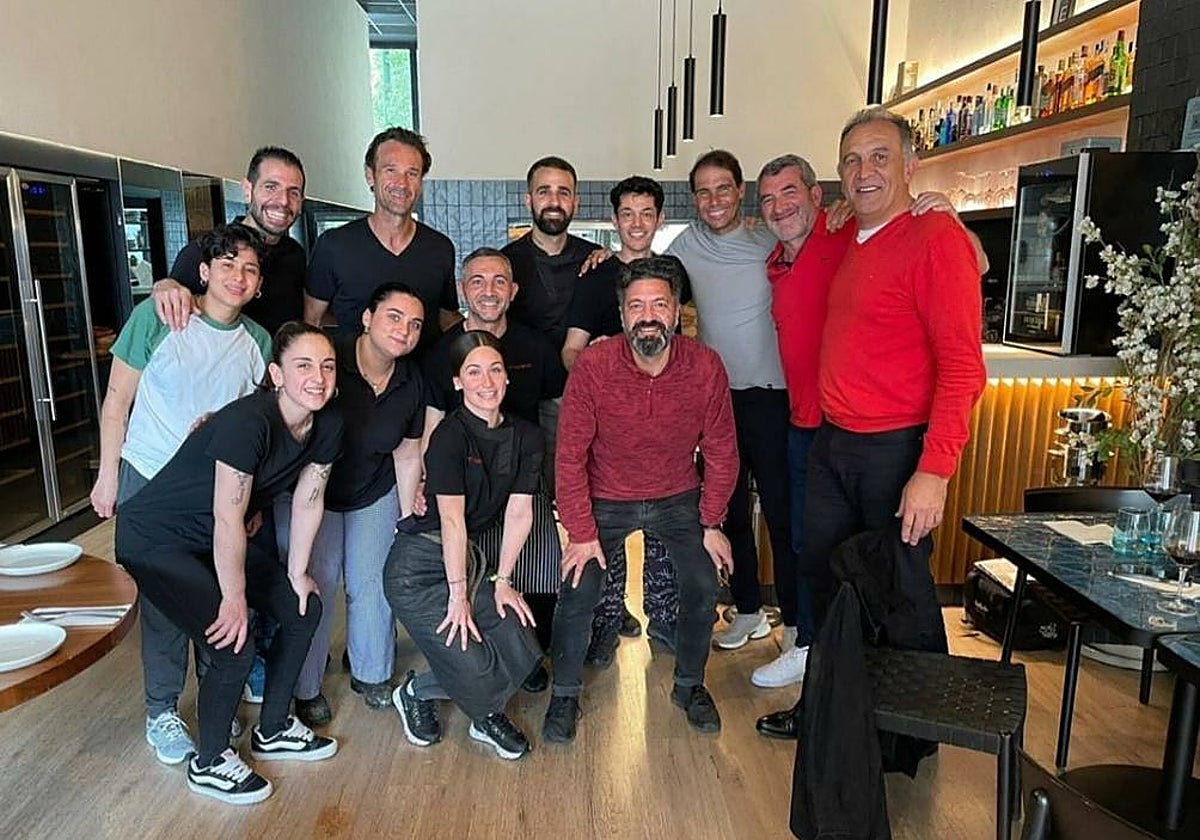Rafael Nadal y Carlos Moyá, junto a los trabajadores del bar Tradevo en Sevilla