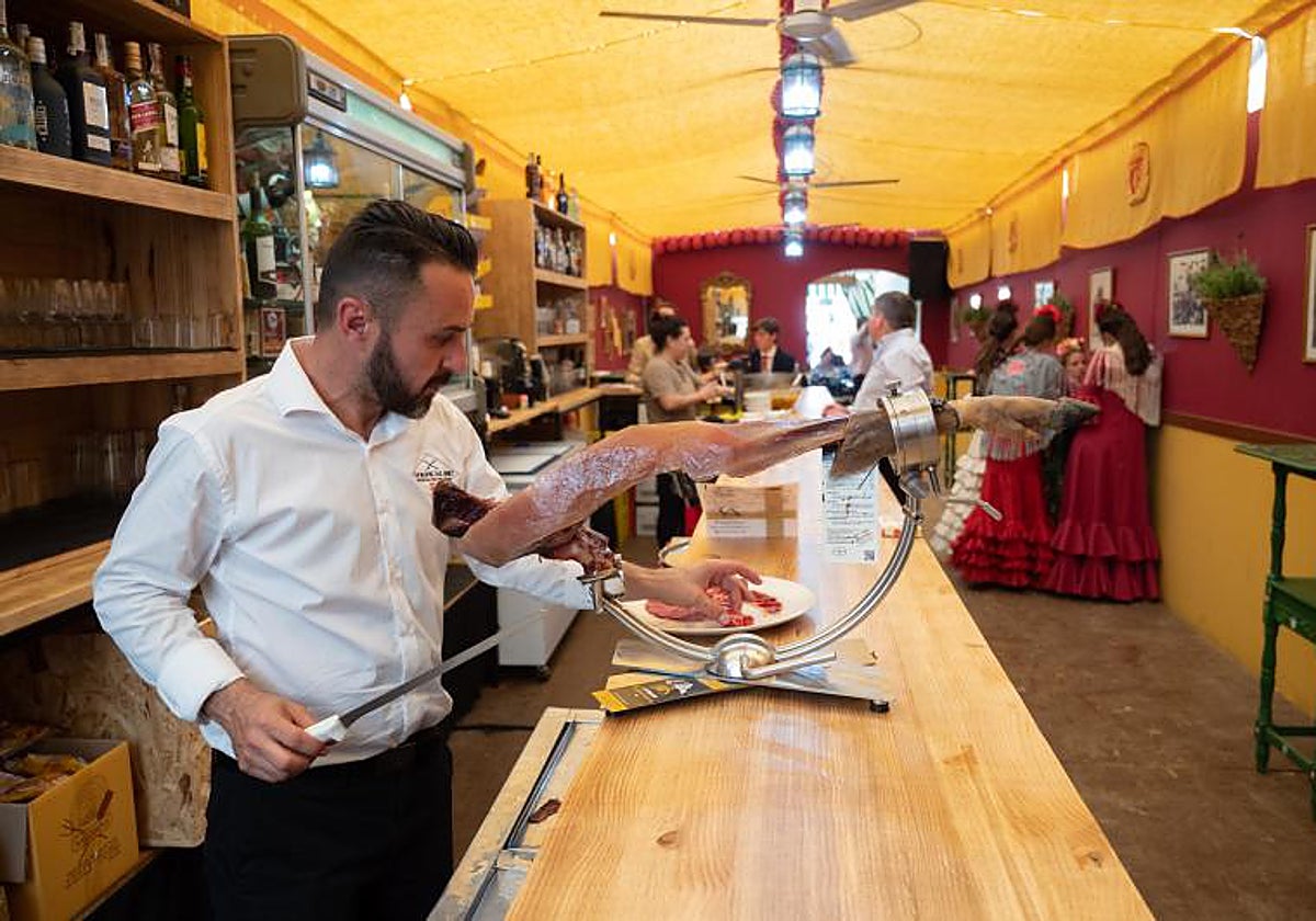 Cortando jamón en una caseta de Feria