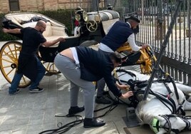 Un caballo asustado por los petardos de la Copa del Rey en Sevilla se estampa contra la verja de la Plaza de España
