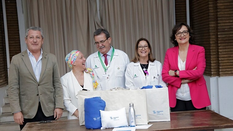 Los pacientes con cáncer comienzan a recibir un kit de bienvenida en el Virgen del Rocío de Sevilla