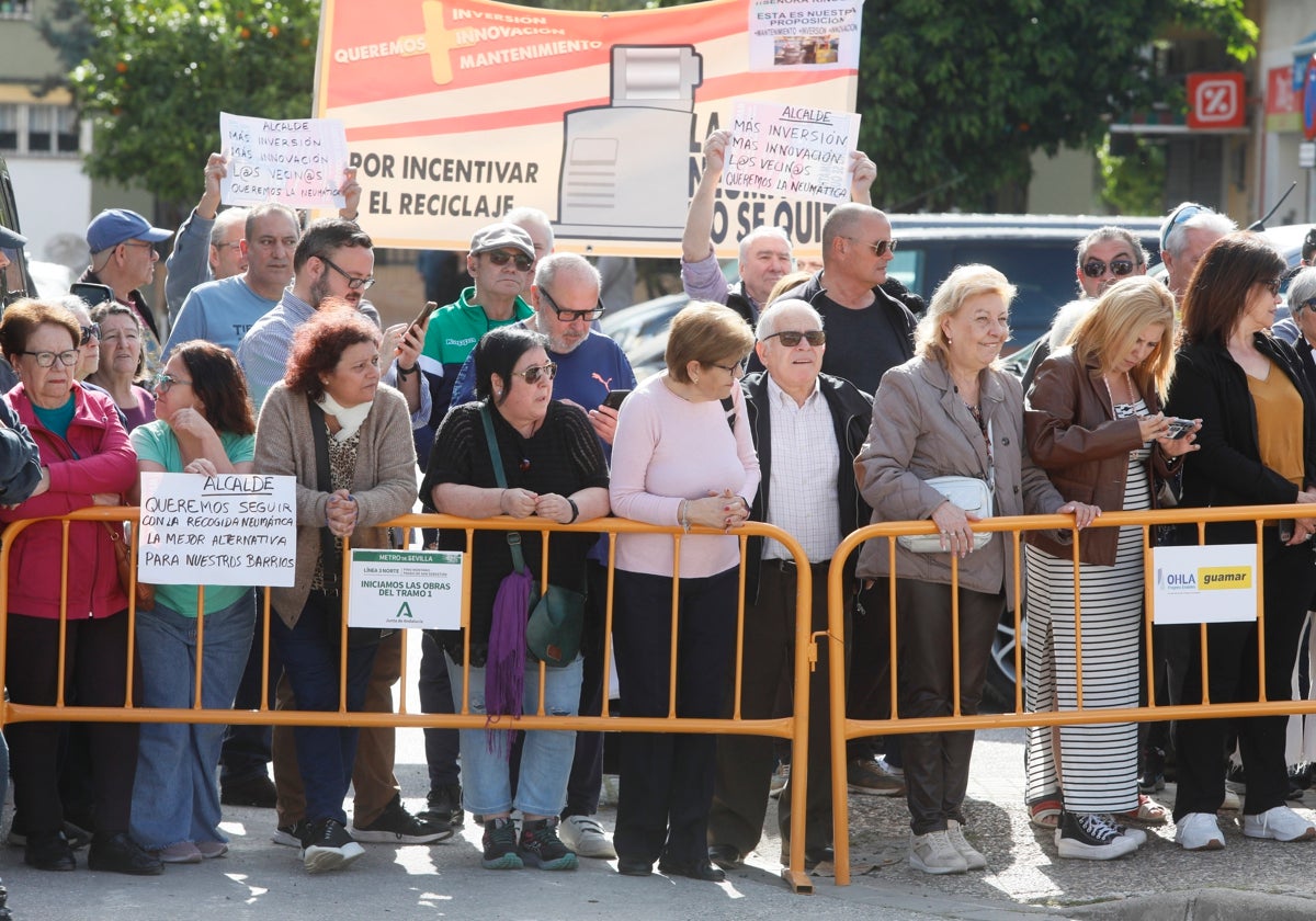 Detalle de la protesta organizada por el PSOE en Pino Montano, con la presidenta de la agrupación local del partido Carmen Fernández, a la derecha de la imagen