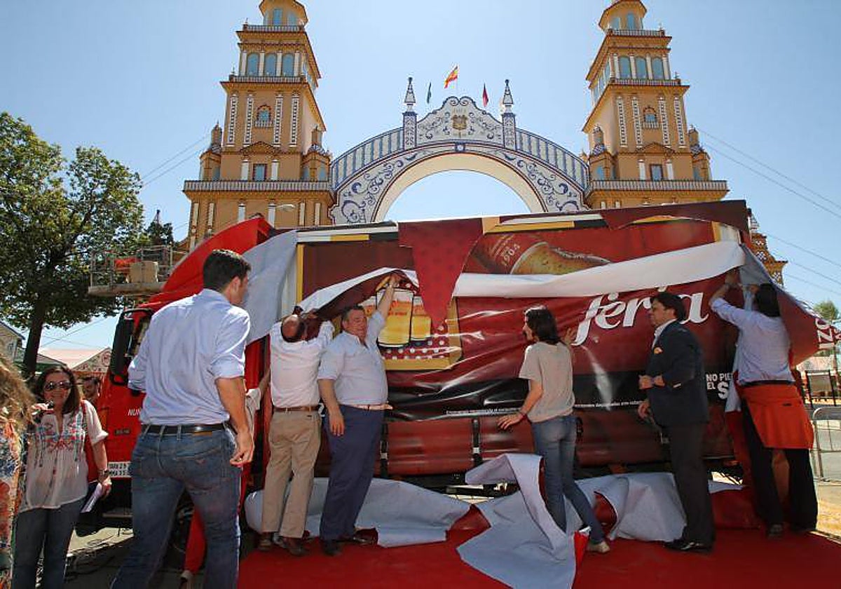 Un camión de Cruzcampo en la Feria de Sevilla