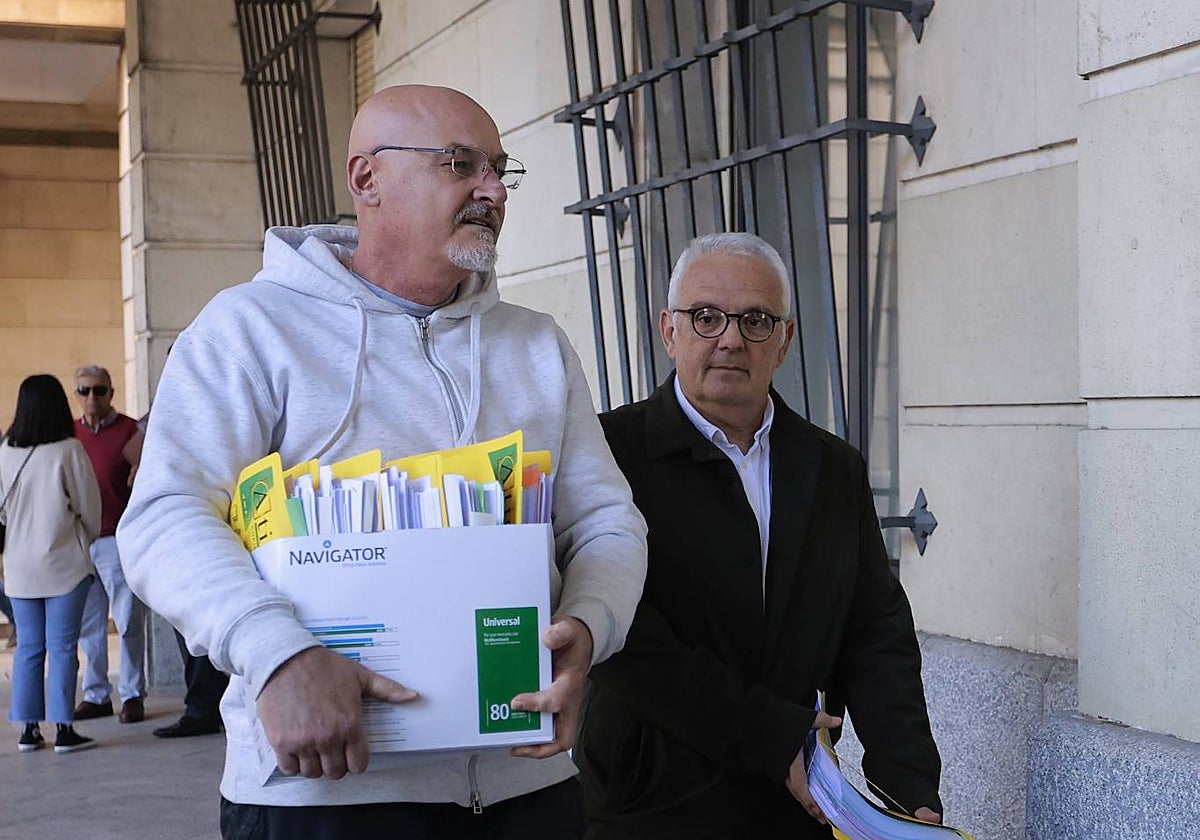 José Luis Escañuela, con chaqueta oscura, a su llegada a la Audiencia este martes