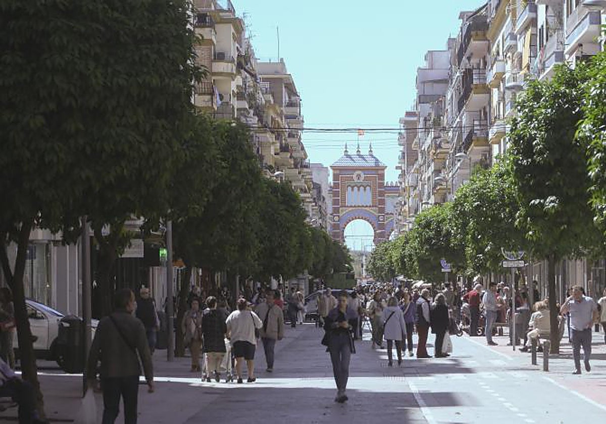 La calle Asunción con la portada de la Feria al fondo