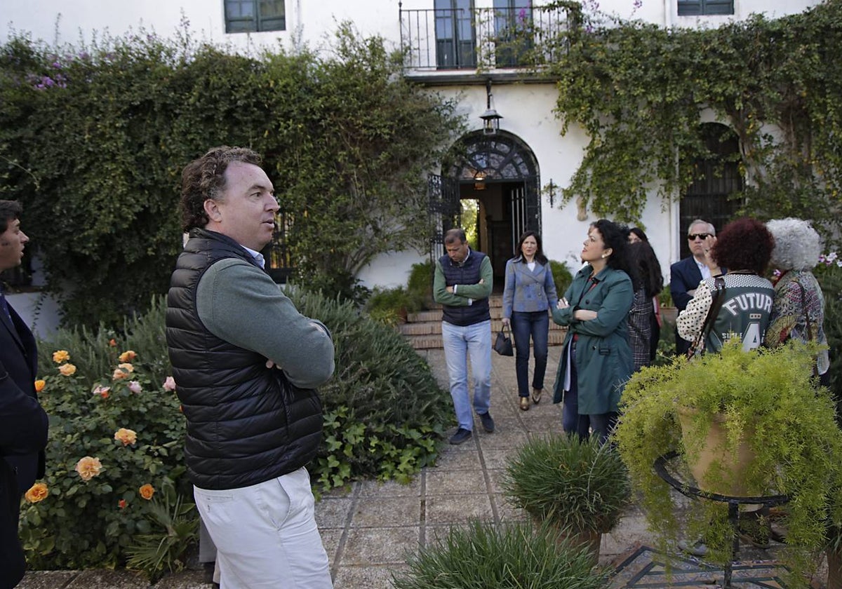 Un momento de la visita por el jardín de la casa de Sánchez Mejías en Pino Montano