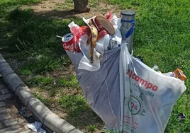 Lipasam deja sin papeleras a un parque de Sevilla Este y los vecinos colocan bolsas de basura