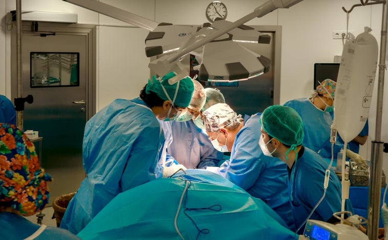 Imagen principal - Las cirugías que realizan los profesionales de la Unidad de Traumatología del Virgen del Rocío son a menudo complejas y algunas se prolongan durante más de 15 horas, especialmente las oncológicas que implican la resección de vértebras como la de las imágenes
