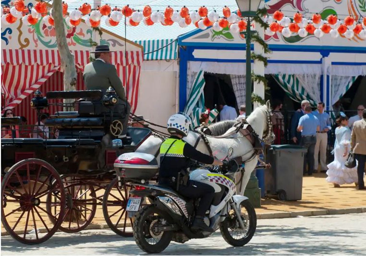 Un policía local patrullando el real de la Feria esta pasada edición