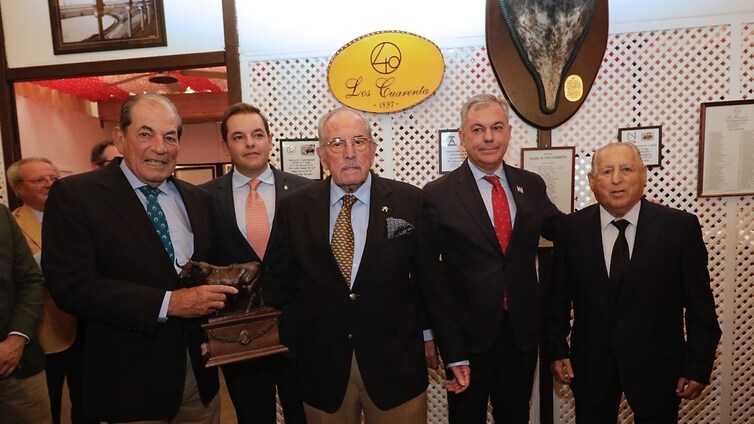 La ganadería Miura recibe el premio taurino en la caseta de 'Los 40' de la Feria de Abril de Sevilla de 2024