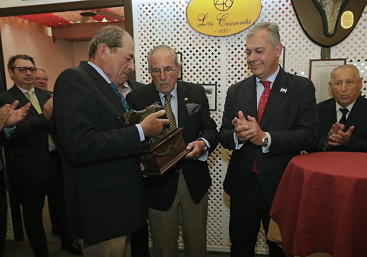 La familia Miura recoge el reconocimiento de manos del alcalde de Sevilla, José Luis Sanz