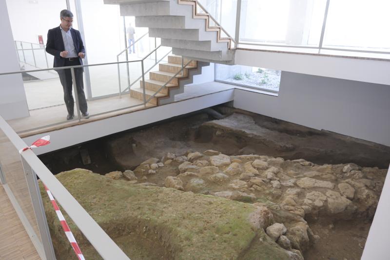 El alcalde de Valencina, Ramón Peña, observa los hallazgos de la biblioteca