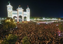 Más de 25.000 bombillas alumbran la portada de la Feria de Abril de 2024
