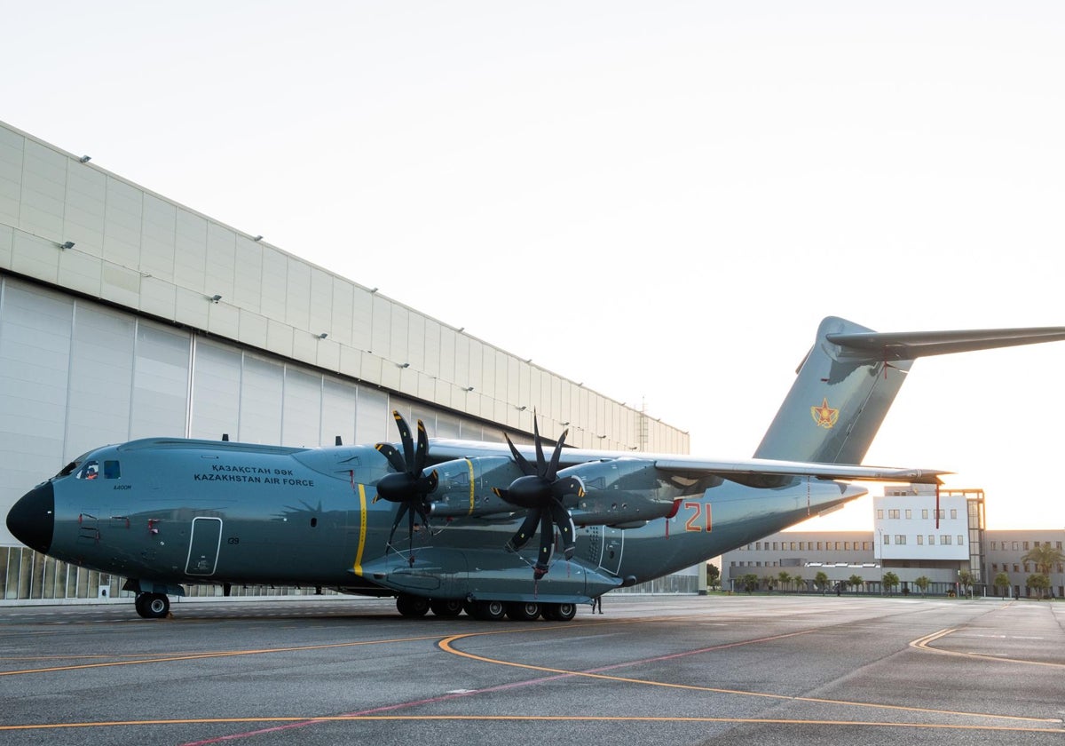 Detalles del avión ya pintado ante el hangar de la factoría sevillana