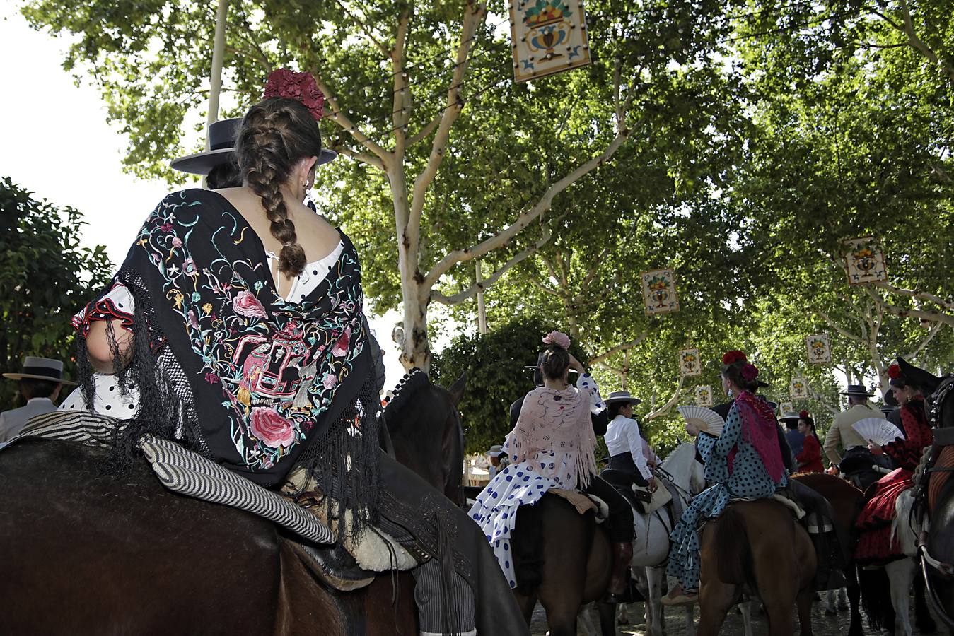 Ambiente durante el lunes en la Feria de Sevilla de 2024