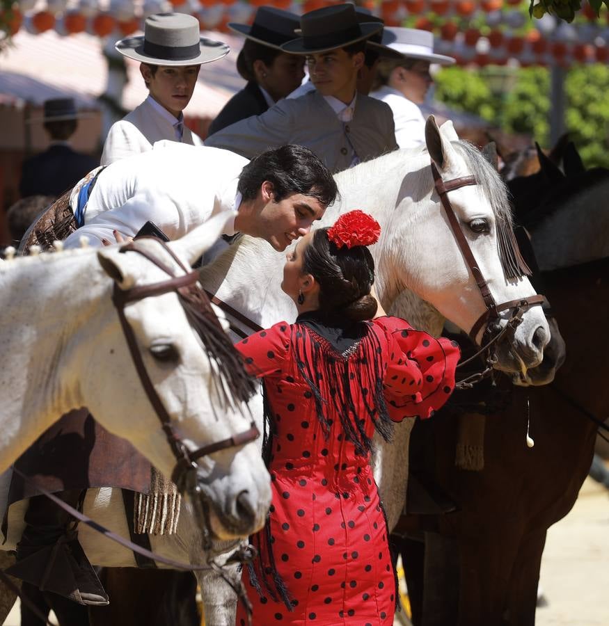 Ambiente durante el lunes en la Feria de Sevilla de 2024