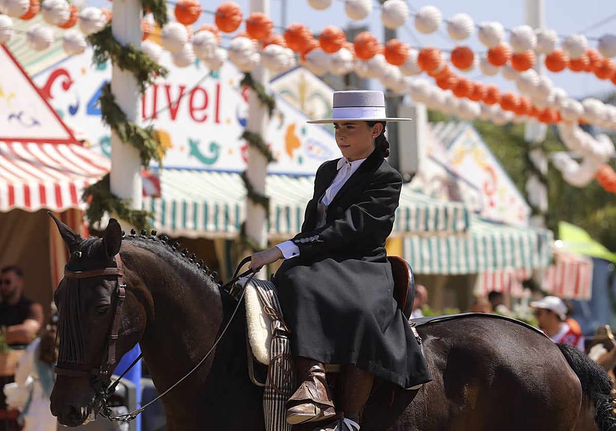 Ambiente durante el lunes en la Feria de Sevilla de 2024