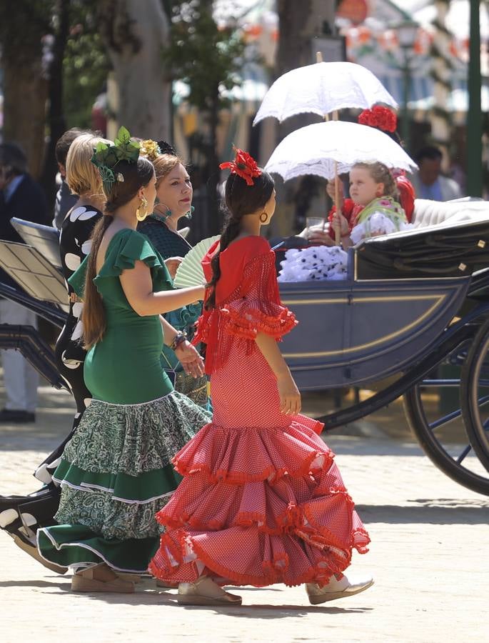 Ambiente durante el lunes en la Feria de Sevilla de 2024