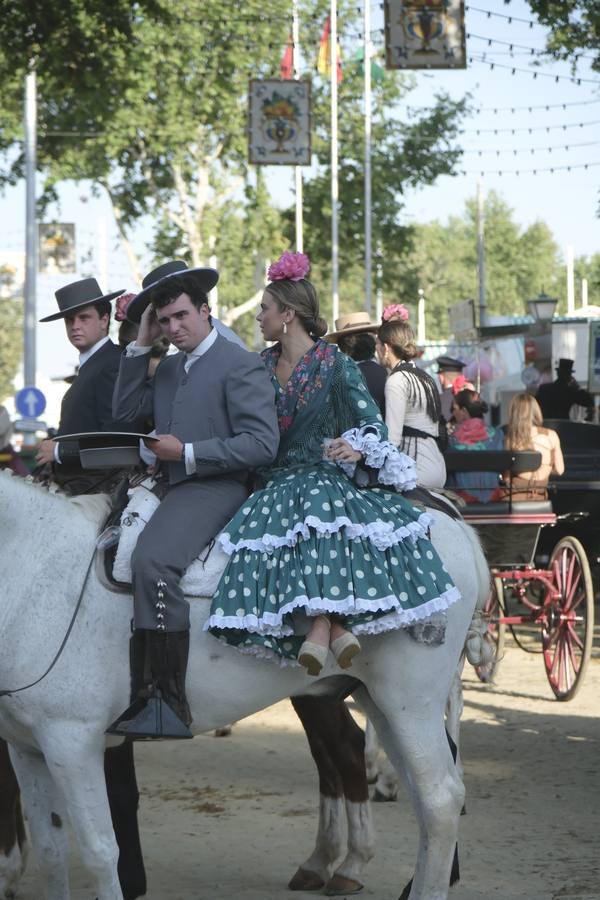 Ambiente durante el lunes en la Feria de Sevilla de 2024