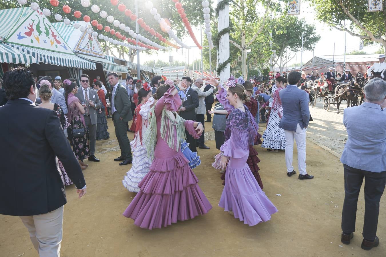 Ambiente durante el lunes en la Feria de Sevilla de 2024