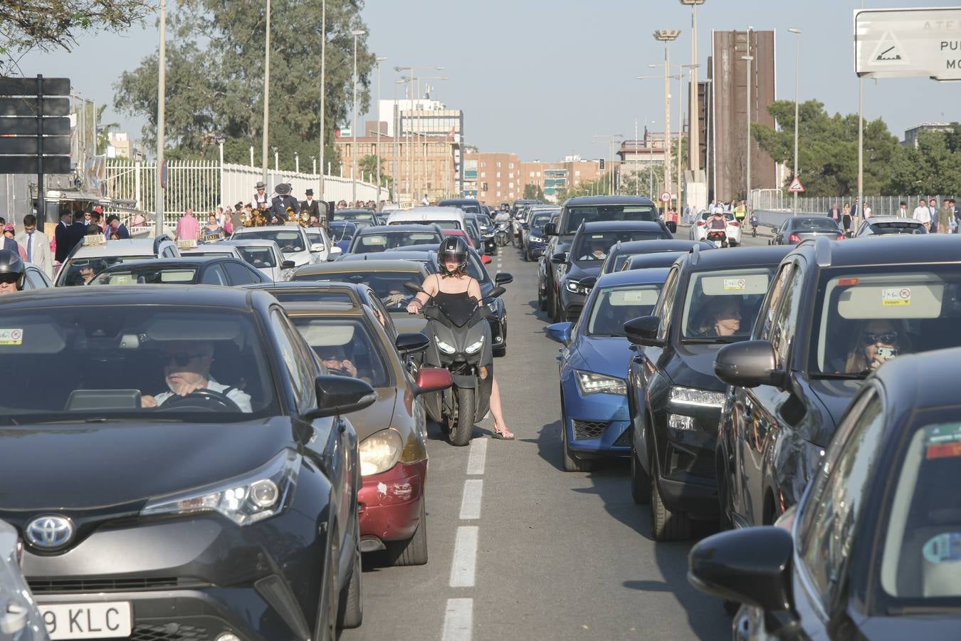 Ambiente durante el lunes en la Feria de Sevilla de 2024