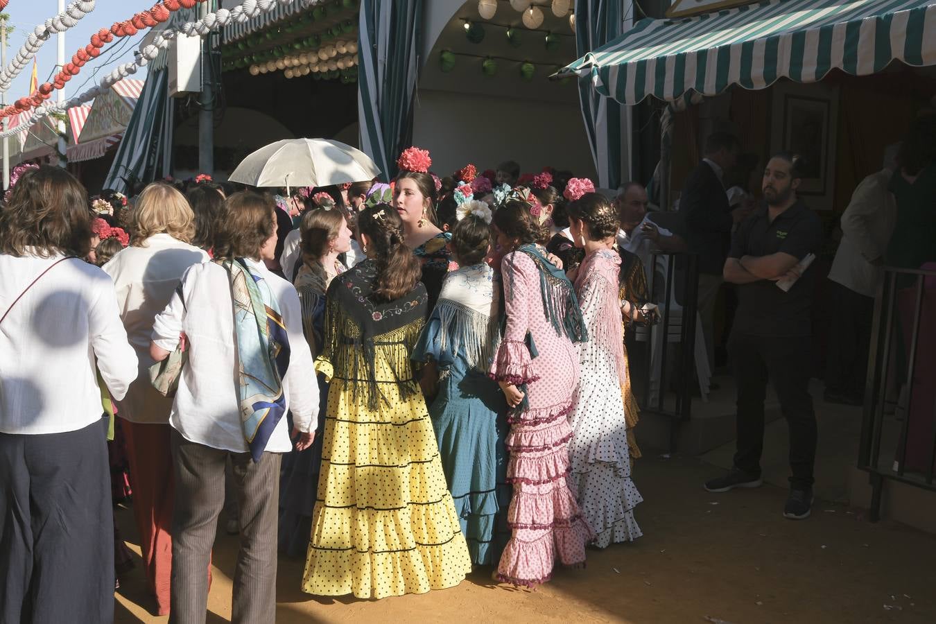 Ambiente durante el lunes en la Feria de Sevilla de 2024