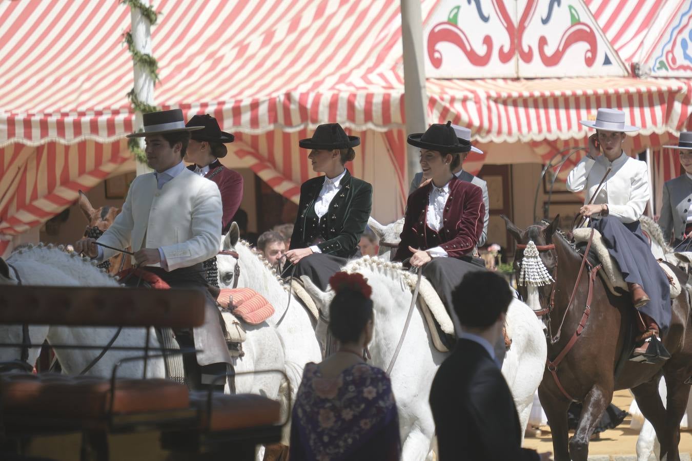 Ambiente durante el lunes en la Feria de Sevilla de 2024