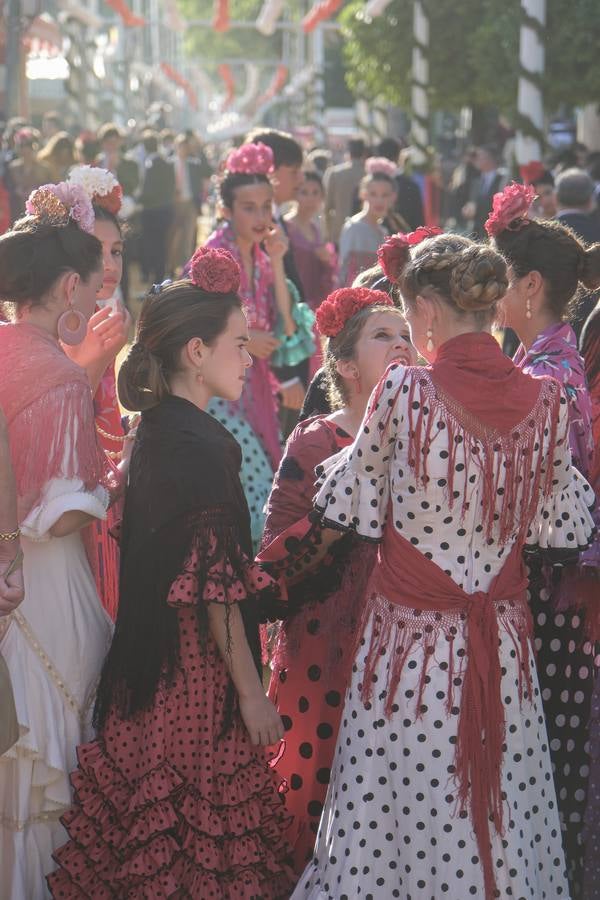 Ambiente durante el lunes en la Feria de Sevilla de 2024