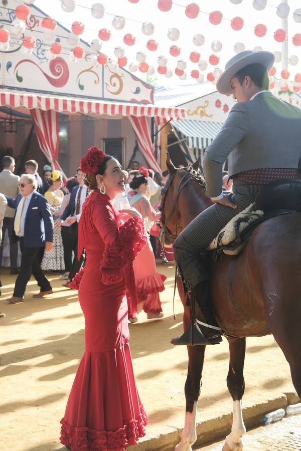 Ambiente durante el lunes en la Feria de Sevilla de 2024