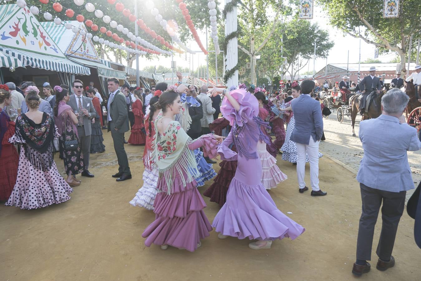Ambiente durante el lunes en la Feria de Sevilla de 2024