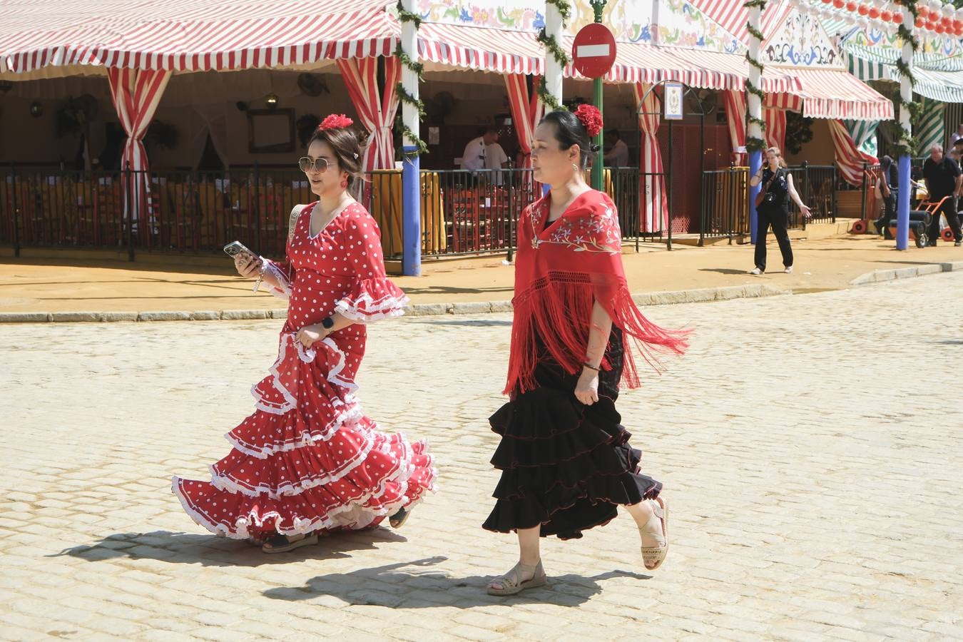 Ambiente durante el lunes en la Feria de Sevilla de 2024