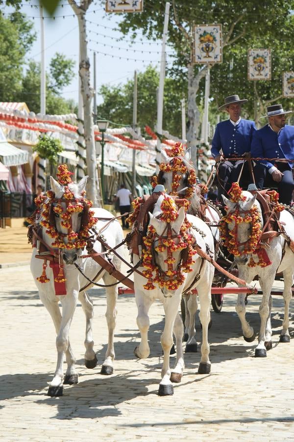 Ambiente durante el lunes en la Feria de Sevilla de 2024