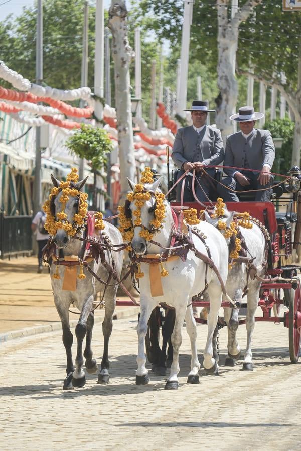 Ambiente durante el lunes en la Feria de Sevilla de 2024