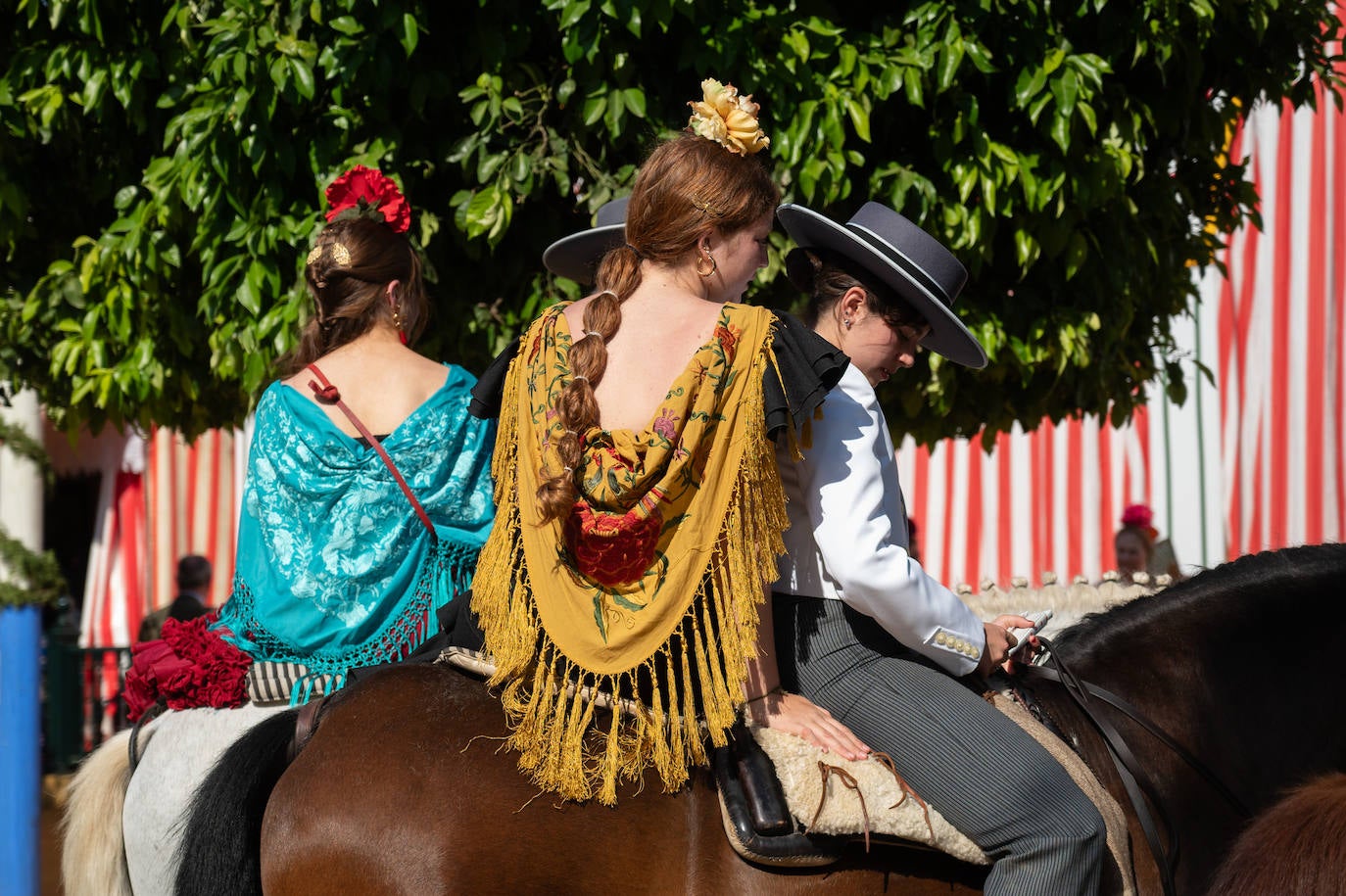 Ambiente durante el lunes en la Feria de Sevilla de 2024