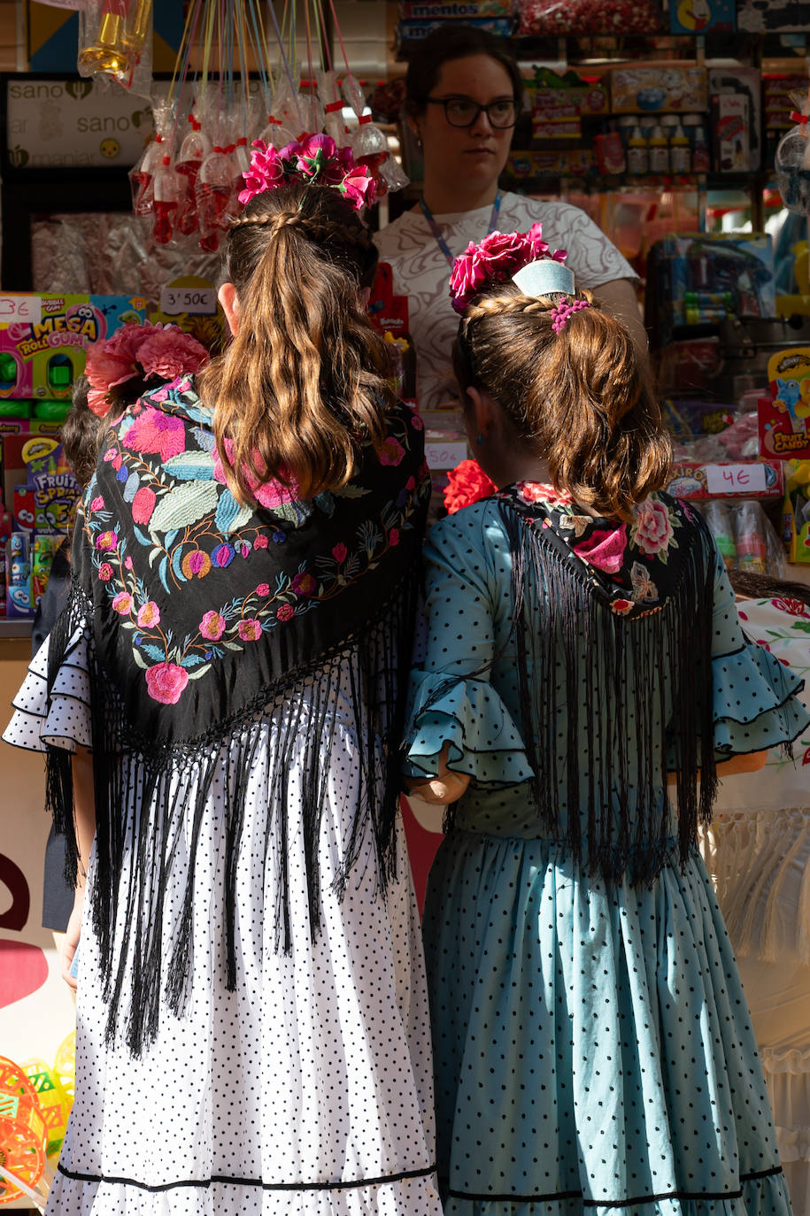 Ambiente durante el lunes en la Feria de Sevilla de 2024