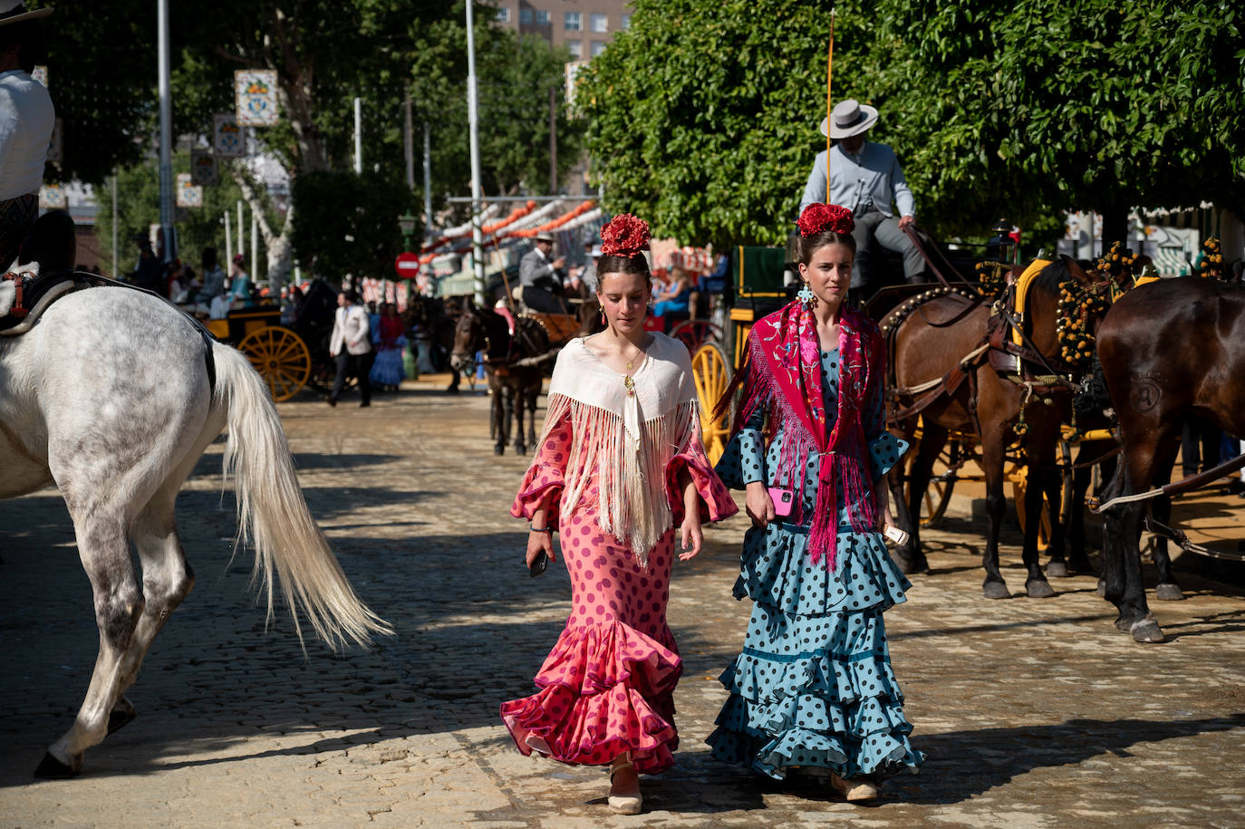 Ambiente durante el lunes en la Feria de Sevilla de 2024