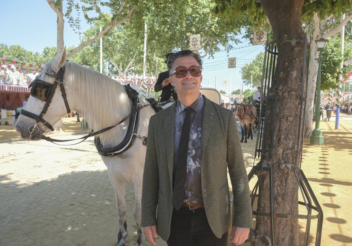 Derrick Rossi en la puerta de la caseta del Aero Club del real de la Feria de Sevilla