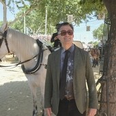 Derrick Rossi en la puerta de la caseta del Aero Club del real de la Feria de Sevilla