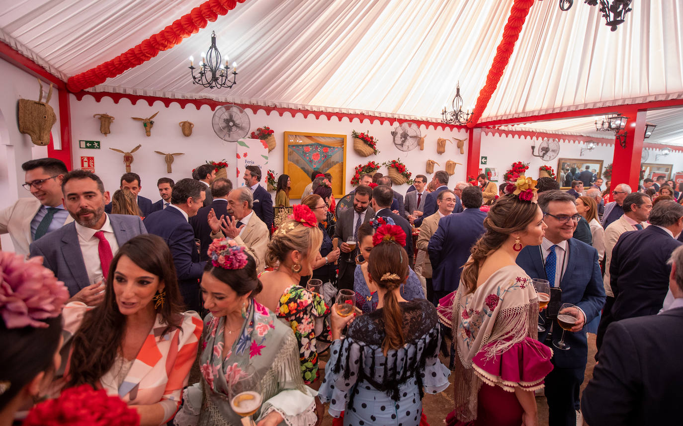 Lunes de recepciones en las casetas de la Feria de Abril de Sevilla, en  imágenes