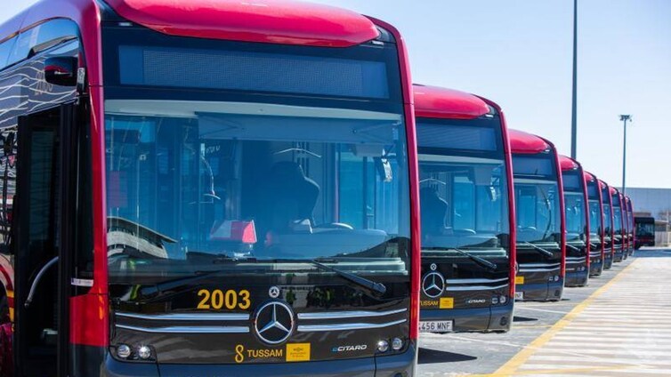 Un conductor de Tussam desvela por qué hay tanto retraso en los autobuses para ir a la Feria de Abril de Sevilla