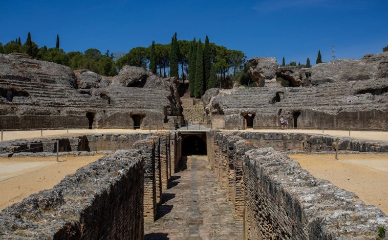 Imagen principal - El anfiteatro romano de Itálica, el Alcázar de Carmona y los restos del recinto amurallado del Calcolítico hallados en Valencina 