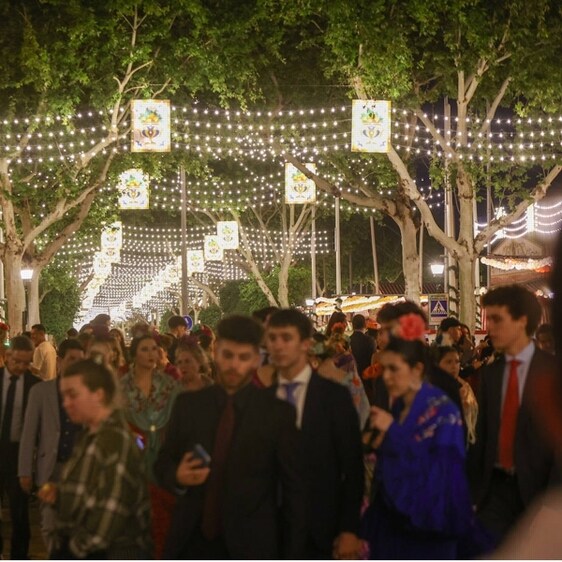 Ambiente en la noche del lunes en el real de la Feria de Abril