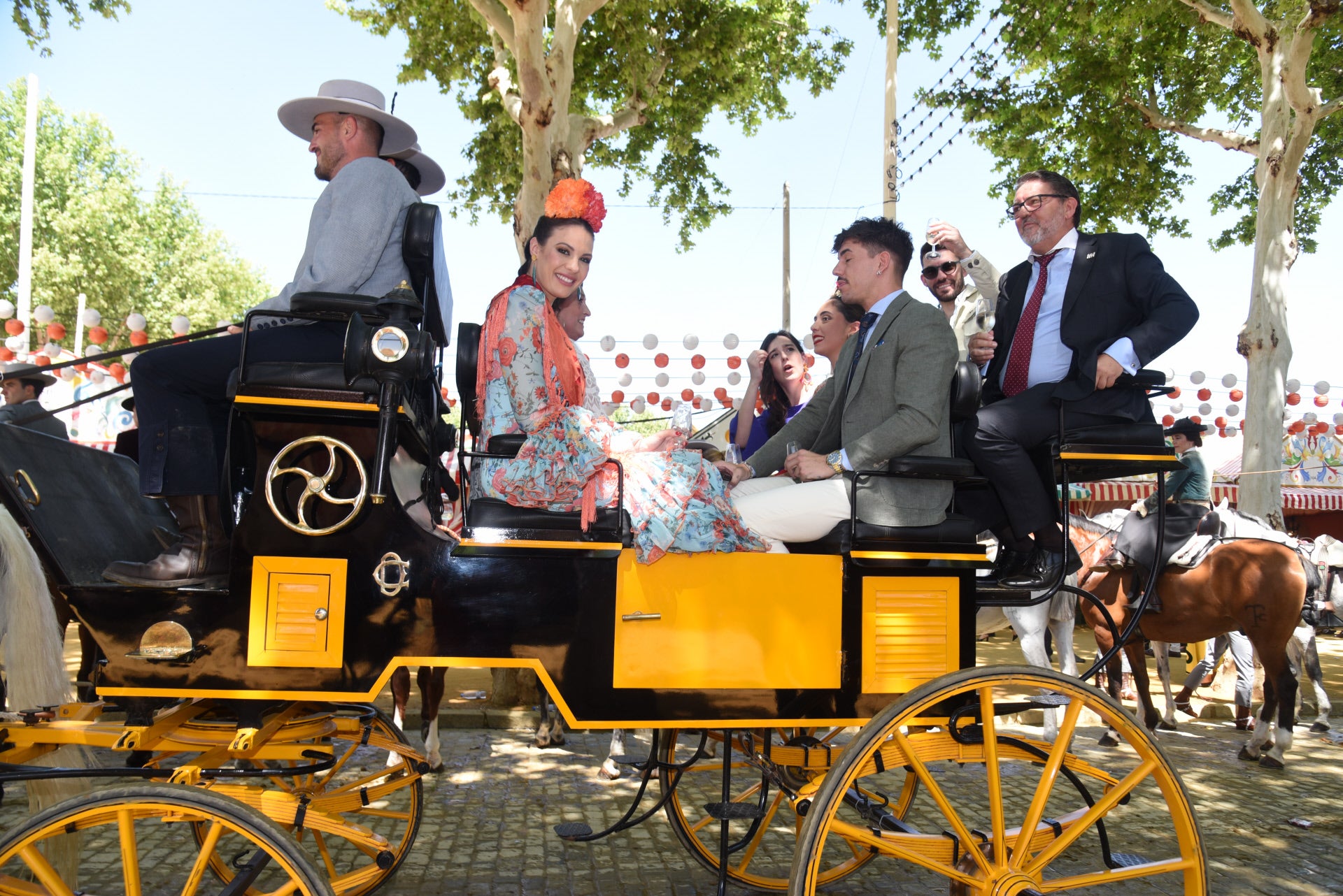 Jessica Bueno en un coche de caballos