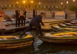 Una imagen del joven lanzándose por una barca y cayendo al agua en la Plaza de España