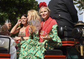 Los duques de Huéscar en coche de caballos por el real de la Feria de Abril de Sevilla