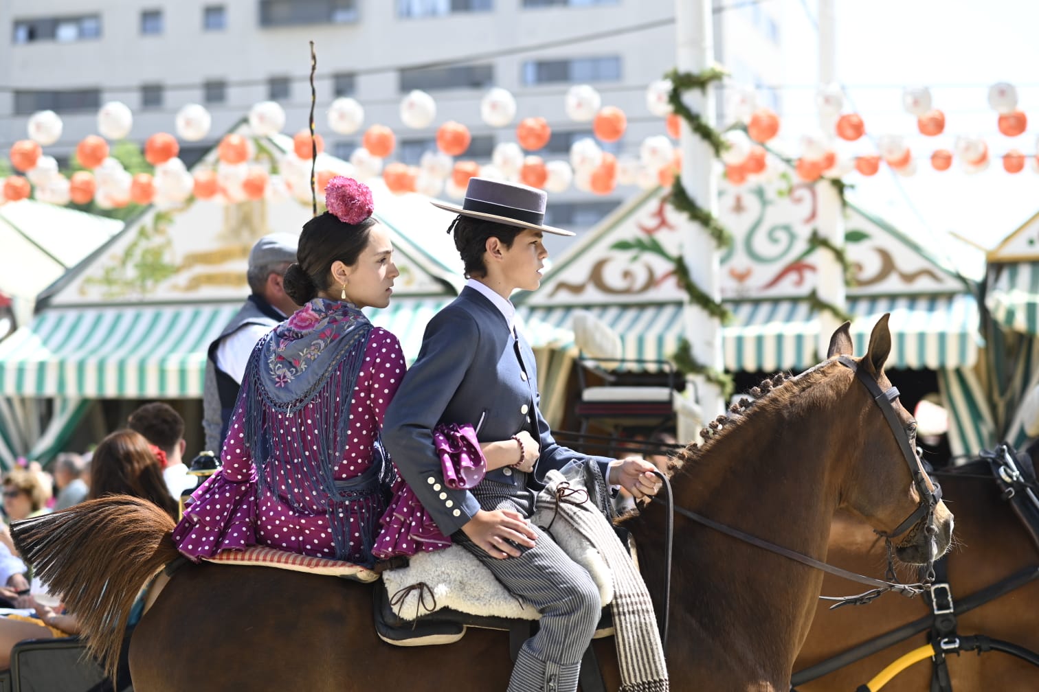 Gran ambiente en las calles del real este jueves de Feria 