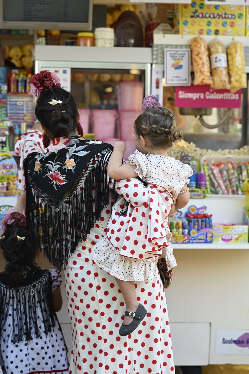 Gran ambiente en las calles del real este jueves de Feria 
