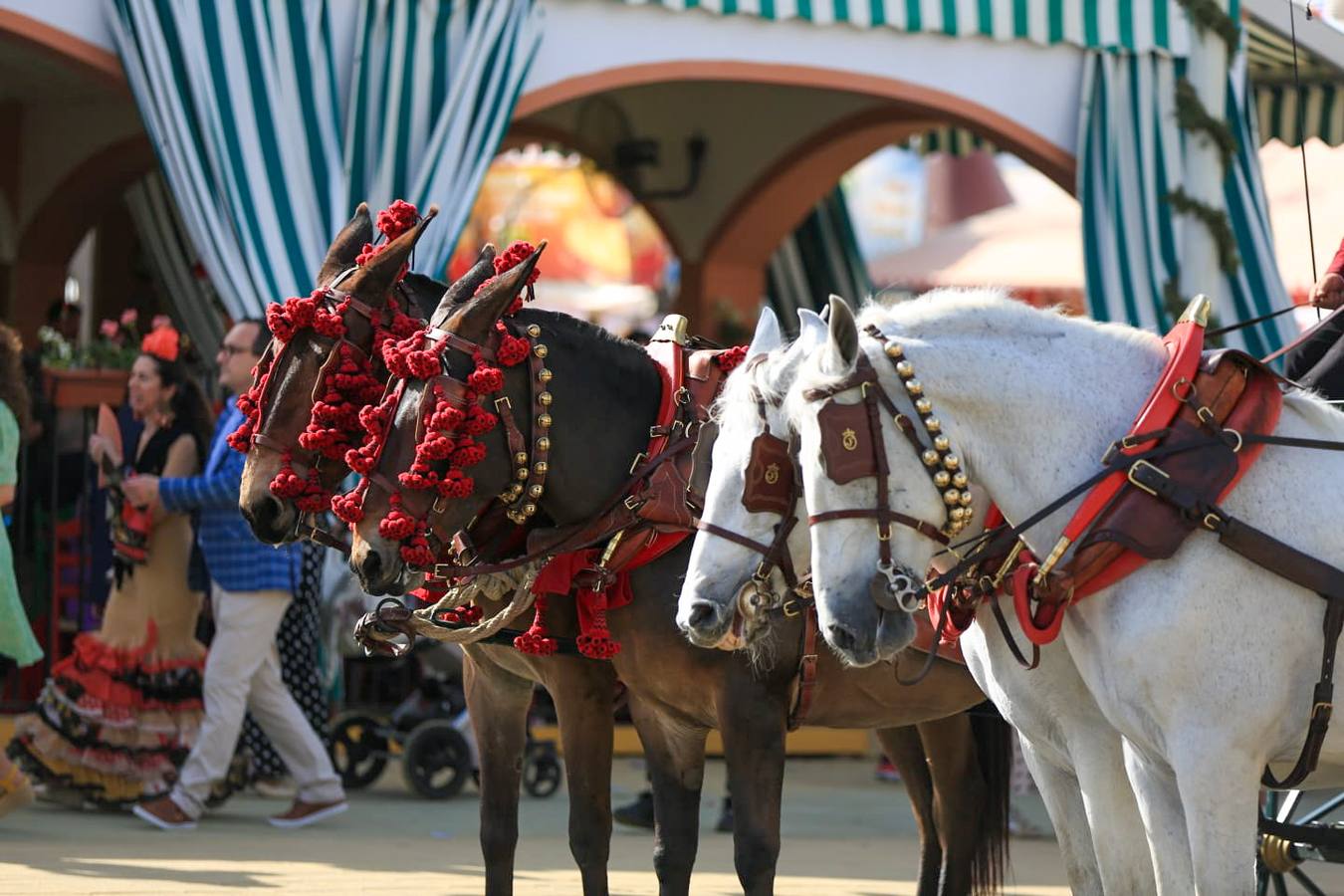 Gran ambiente en las calles del real este jueves de Feria 